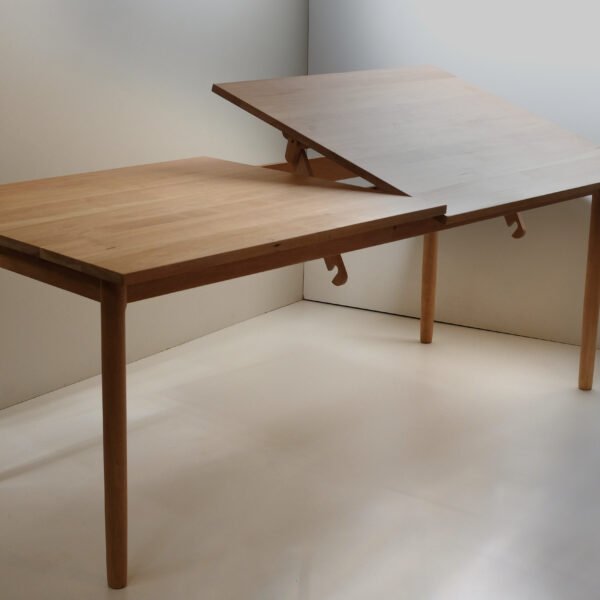 MESA CON TABLERO